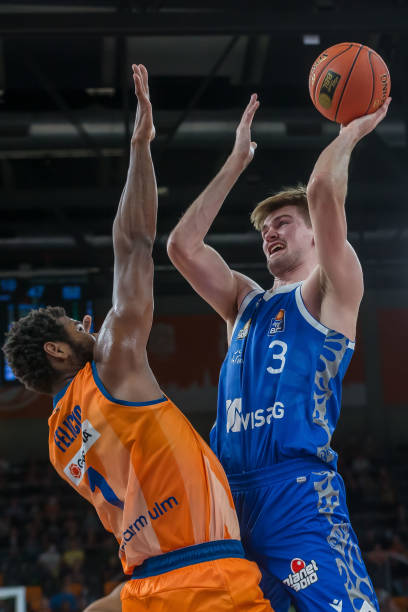 她仅用一个 她仅用一个